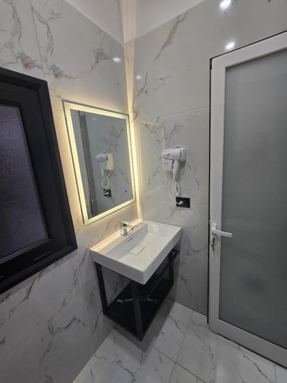 Elite Inn Vlorë Екстериор снимка